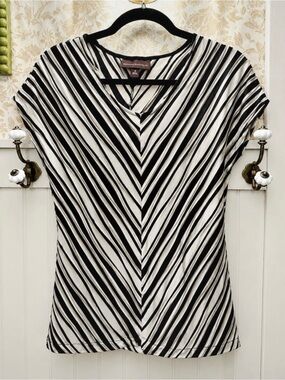 Dana Buchman Black & White Chevron Stripe Short Sleeve Top